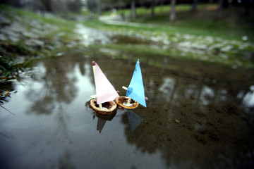  Little decorative ship from nuts 
