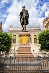 Das Goethe-Denkmal auf dem Leipziger Naschmarkt vor der Alten Handelsbörse.