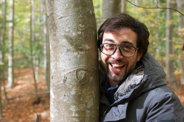 hombre bosque sonriendo