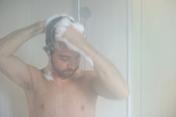 hombre ducha