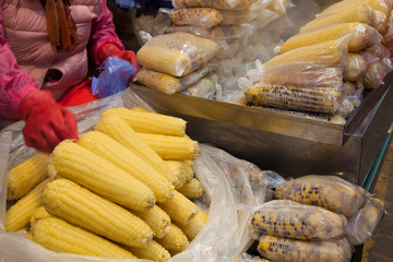 韓国・京東市場(キョンドンシジャン)・とうもろこし