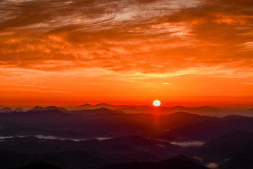 日本、中国山地の絶景、掛頭山からの雲海と朝日