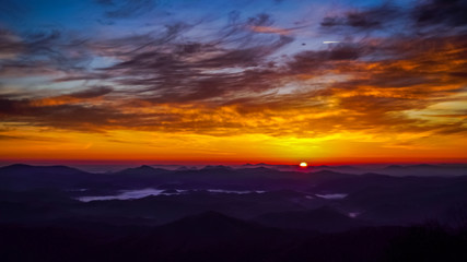 Fototapeta premium 日本、中国山地の絶景、掛頭山からの雲海と朝日