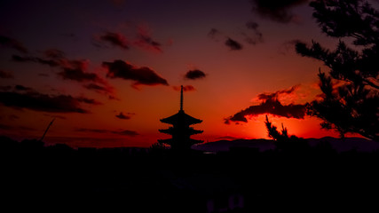 日本、秋の京都の夕日、八坂の塔と京都タワーの絶景