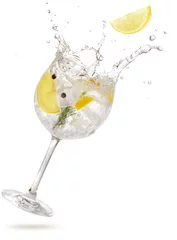 Zelfklevend Fotobehang schijfje citroen die in een spetterende gin tonic valt © popout