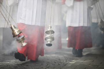 Fronleichnamsprozession,Messdiener schwenken Weihrauch , Fronleichnam, F