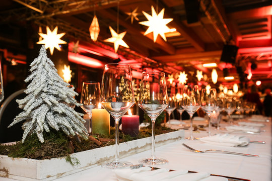 Tischdekoration bei einer Weihnachtsfeier,