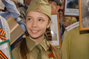 Девочка в военной форме на параде победы. - obrazy, fototapety, plakaty