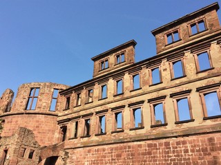 Steine, Wände und Fenster