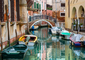 Fototapeta na wymiar Venezia in un suo angolo caratteristico con ponte e barche sul canale