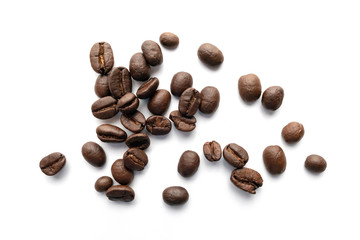 Naklejka premium Roasted coffee beans isolated on white background.