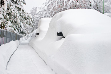 Parkende Autos tief verschneit