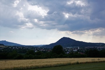 Wiese in Süddeutschland mit Vulkanen und Blick auf die Schweiz