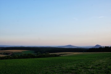 Wiese in Süddeutschland mit Vulkanen und Blick auf die Schweiz