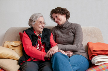 Seniorin mit Betreuerin 