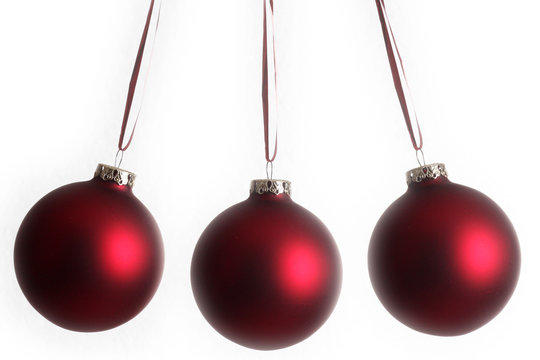 Rote schwingende Christbaumkugeln