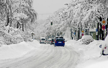 Straßenverkehr in der verwschneiten Stadt