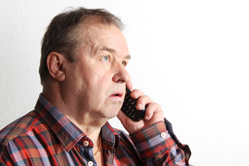 Senior ist ungl&auml;ubig am Telefon