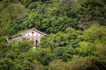 Fototapeta na wymiar Casarão antigo em meio à vegetação próxima ao centro histórico de Ouro Preto., Brasil