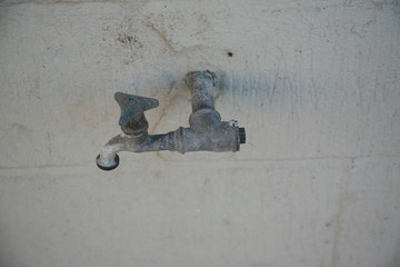 Wasserhahn an der Wand