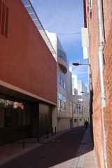 beau batiment moderne rénové avec du métal et du verredans ville