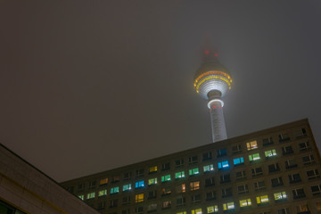 Berliner Fernsehturm in einer nebligen Herbstnacht © dL