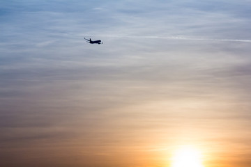 Airliner startet in die Sonne