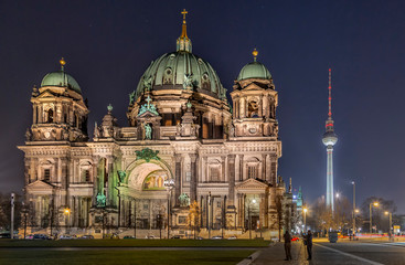Berliner Dom mit Fernsehturm in der Nacht © dL
