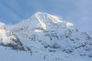 Fototapeta na wymiar Blick auf die verschneiten Berge - Berner Oberlands, Schweiz