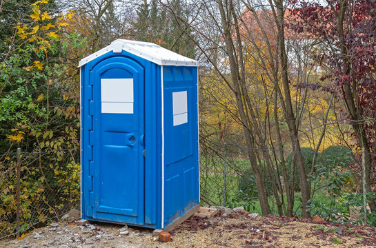 Toilettenh&auml;uschen auf einer Baustelle
