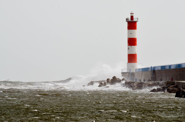 La mer léchant le phare rouge de Port-la-Nouvelle