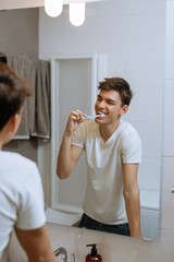 Obraz premium man brushing his teeth in bathroom