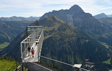 wanderer im kleinwalsertal auf dem walmendingerhorn am aussichtssteg