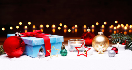 Weihnachtsgeschenk mit rotem band, Schnee, Weihnachtsdeko und Lichterkette
