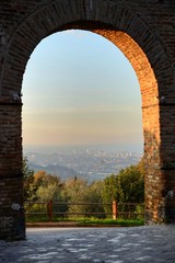Blick vom Tor in die italienische Landschaft