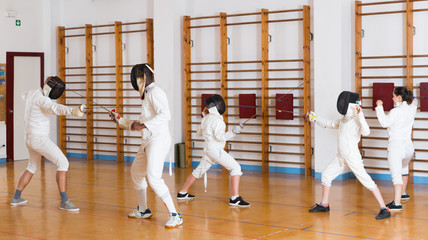  fencers trains in sparring