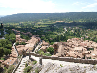 Fototapeta na wymiar Moustiers-Sainte-Marie dans les Alpes-de-Haute-Provence. Un des plus beaux village de France édifiée en contrebas d'un immense rocher escarpé du massif du Montdenier.