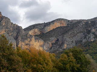 Fototapeta na wymiar Moustier-Sainte-Marie. crête du Massif de Montdenier dominant le village