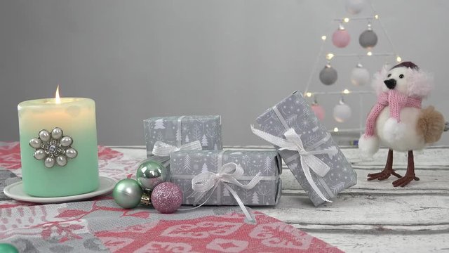 Eine Kamera f&auml;hrt entlang Pastell farbiger Weihnachtsdekoration. Im Rahmen steht ein Schild im Stil von Hand lettering mit dem Text: merry christmas.