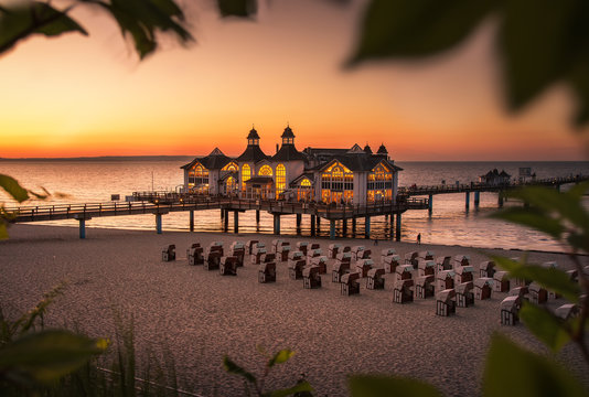 Sellin Seebr&uuml;cke - R&uuml;gen (Ostsee Strand mit Strandkorb und Meer) - roter Himmel