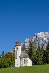 Fototapeta na wymiar Rochuskapelle mit Zugspitze
