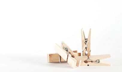 PINZAS DE ROPA DE MADERA SOBRE FONDO BLANCO