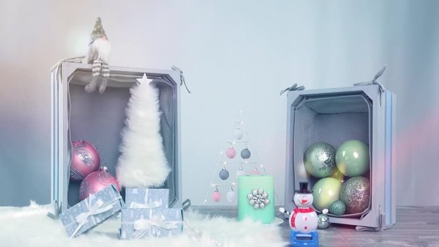 Eine Weihnachtsszene mit Pastell farbigen Elementen. Lens Flares und wei&szlig;es Lammfell sorgen f&uuml;r eine k&uuml;hle Atmosph&auml;re. Ein Schneemann wackelt mit den Armen.