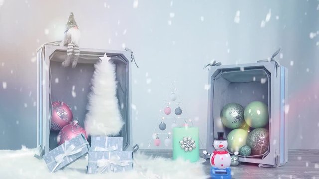 Eine Weihnachtsszene mit Pastell farbigen Elementen. Lens Flares und wei&szlig;es Lammfell sorgen f&uuml;r eine k&uuml;hle Atmosph&auml;re. Ein Schneemann wackelt mit den Armen. Es schneit. ....