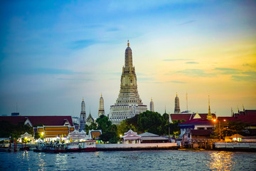 Naklejka premium Wat Arun Temple at sunrise. view across Chao Phraya river. Landmarks of bangkok , Thailand