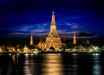 Fototapeta premium Wat Arun Temple at night. view across Chao Phraya river. Landmarks of bangkok , Thailand.
