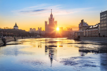 Здание высотки на Котельнической набережной в Москве high-rise building on Kotelnicheskaya Embankment in Moscow