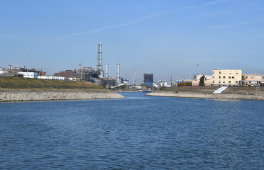 Naklejka premium industriehafen am fluss