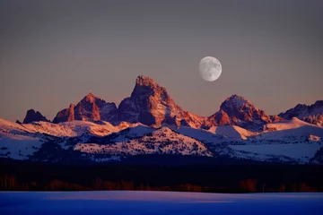Verduisterende gordijnen Tetongebergte Sunset Light Alpen Glow op Tetons Teton Mountains met Moon Rising