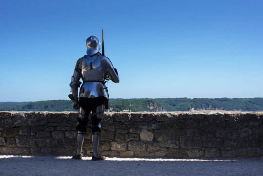Garde en armure dans un ch&acirc;teau fort